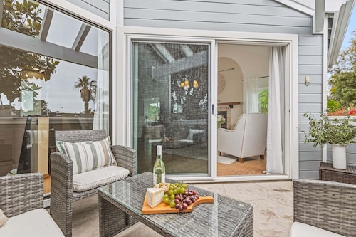 Comfortable and Fresh Townhome Near West Beach!