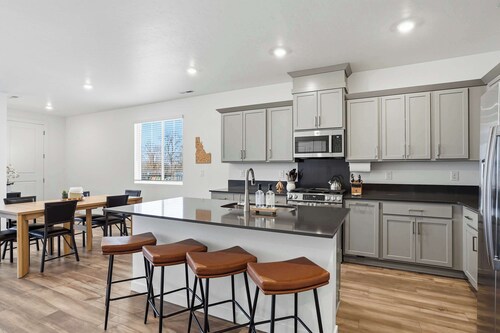 Modern 4BR Home in Eagle | Sleeps 11 | Pool, Park, Near Boise
