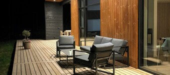 Træhus på stor naturgrund med havudsigt og spa