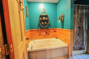 Bañera de hidromasaje, secador de pelo, toallas, jabón