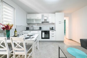 Wasserkocher mit Kaffee-/Teezubehör, Kühlschrank, Ofen, Herdplatte