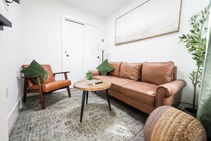 Living area - Welcoming and Modern 3-bedroom apartment near Temple in vibrant Philadelphia (Philadelphia)