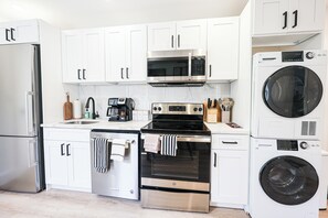 Private kitchen - Welcoming and Modern 3-bedroom apartment near Temple in vibrant Philadelphia (Philadelphia)