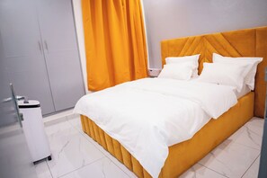 Iron/ironing board, WiFi, bed sheets - Appartement Chic Bastos - High Security, Air Conditioning, Wifi (Yaoundé)