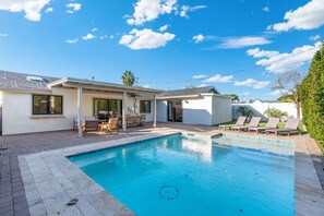 A modern house with a swimming pool, patio furniture, and a covered outdoor area. - Arcadia 5BR Oasis, Pool, Putting Green & Sleeps 12 (Phoenix)
