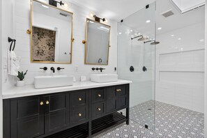Shower, towels - Arcadia 5BR Oasis, Pool, Putting Green & Sleeps 12 (Phoenix)