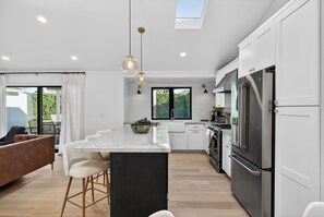 Fridge, microwave, oven, stovetop - Arcadia 5BR Oasis, Pool, Putting Green & Sleeps 12 (Phoenix)