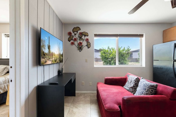 TV - 2BR Stay with Patio, Yard, Workspace,Near Downtown (Phoenix)