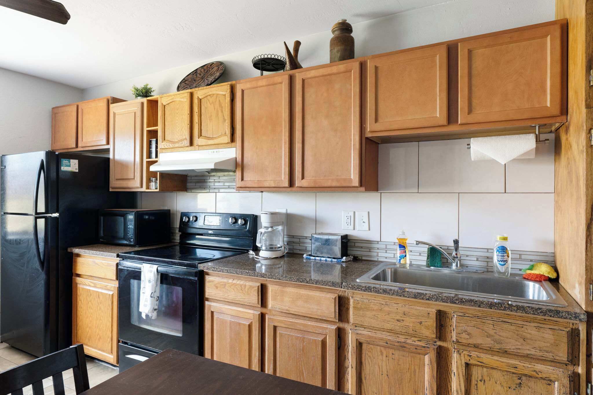 Coffee/tea maker, fridge, microwave, oven