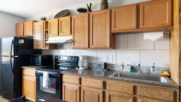 Coffee/tea maker, fridge, microwave, oven