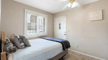 2 bedrooms, desk, WiFi, bed sheets