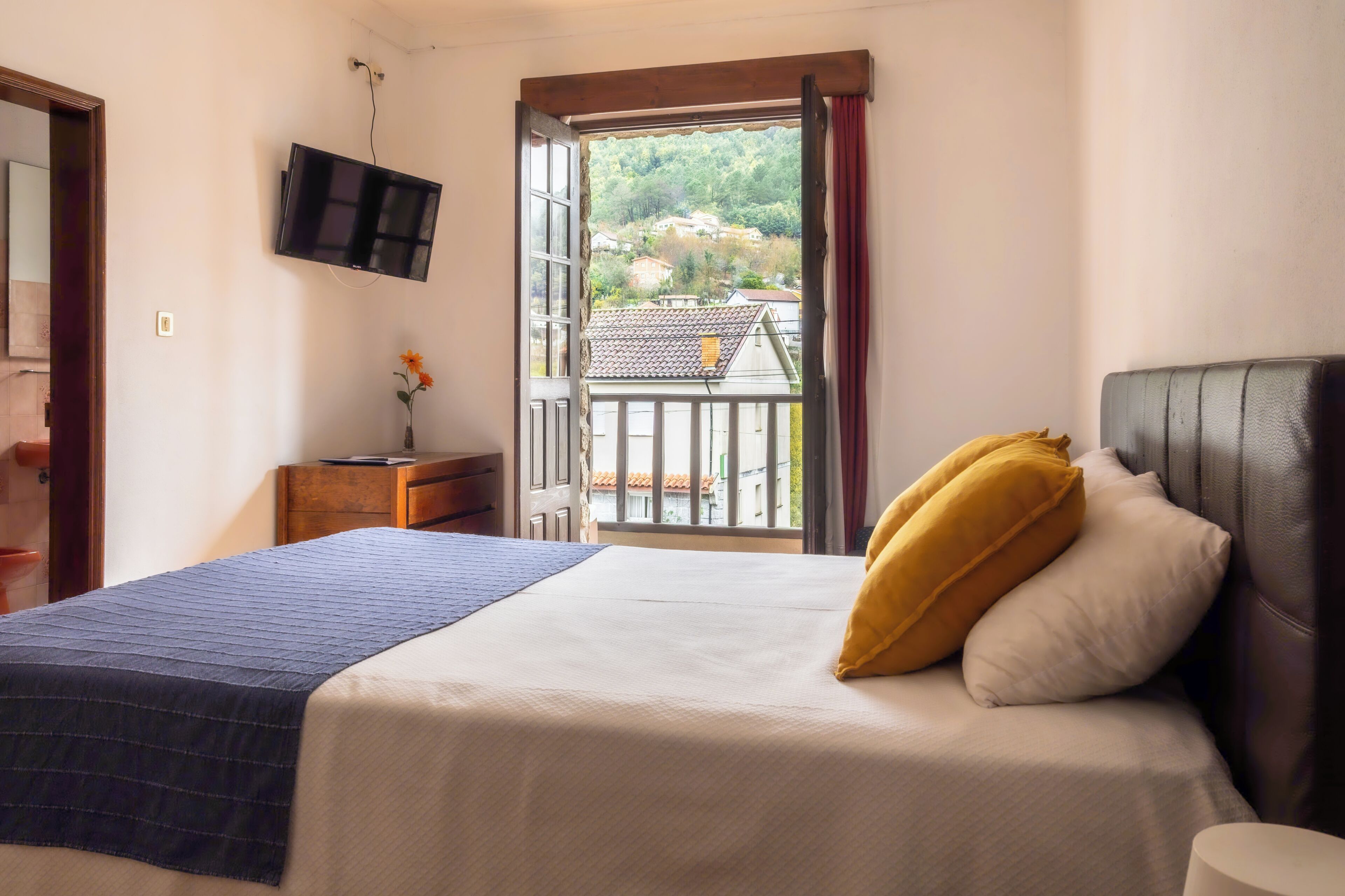 Habitación doble, balcón, vista a la montaña | Caja de seguridad en la habitación y wifi gratis 