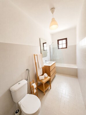 Habitación doble, balcón, vista a la montaña | Baño