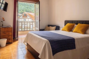 Chambre Double, balcon, vue montagne | Coffres-forts dans les chambres, Wi-Fi gratuit