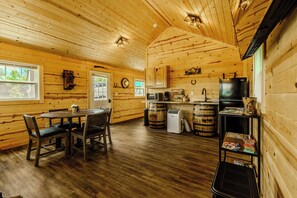 Interior - 10 minutes from Dollywood. Moonshine Cottage (Sevierville)