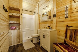 Towels, soap, toilet paper - 10 minutes from Dollywood. Moonshine Cottage (Sevierville)