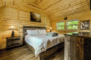 WiFi, bed sheets - 10 minutes from Dollywood. Moonshine Cottage (Sevierville)