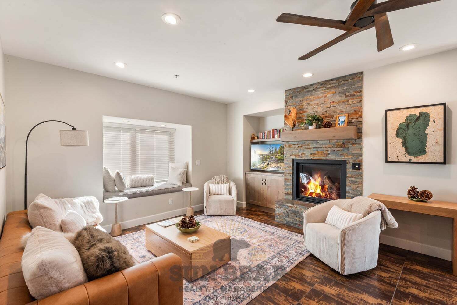 Smart TV, chimenea y libros 