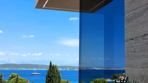 A clear view of the sea, a boat, and distant land. - Beautiful home in Zdrelac with sauna (Zdrelac)