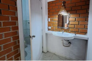 Haartrockner, Handtücher, Seife, Toilettenpapier