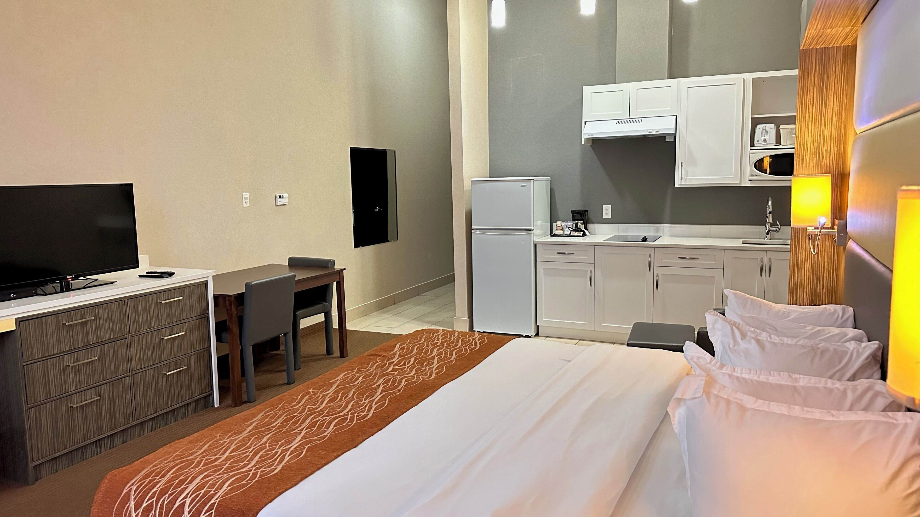 Single Room, 1 King Bed, Kitchenette | Blackout drapes, soundproofing, iron/ironing board, free WiFi