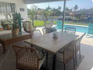 Outdoor dining - Boater's Paradise, heated pool, steams  dock, ocean access 2 mins to fine dining (Cape Coral)