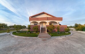 Exterior - Beautiful home in Donje Rastane (Donje Rastane)