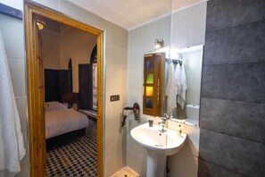 Deluxe Double or Twin Room, Patio, Courtyard View | Bathroom - riad soultana (Fès)