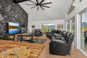 TV, fireplace
