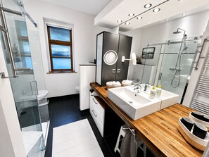 Bathroom - Vrbo Property (Schnakenbek)