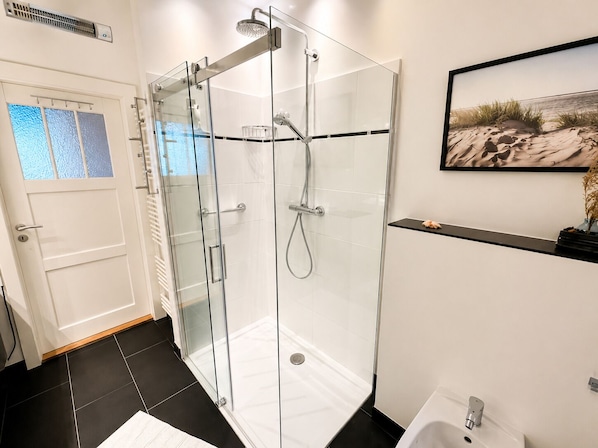 Bathroom - Vrbo Property (Schnakenbek)