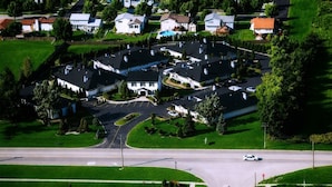 An aerial view of a residential area with houses, roads, and a swimming pool. - Sybaris Pool Suites Frankfort (Frankfort)