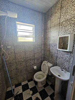 石鹸、トイレットペーパー
