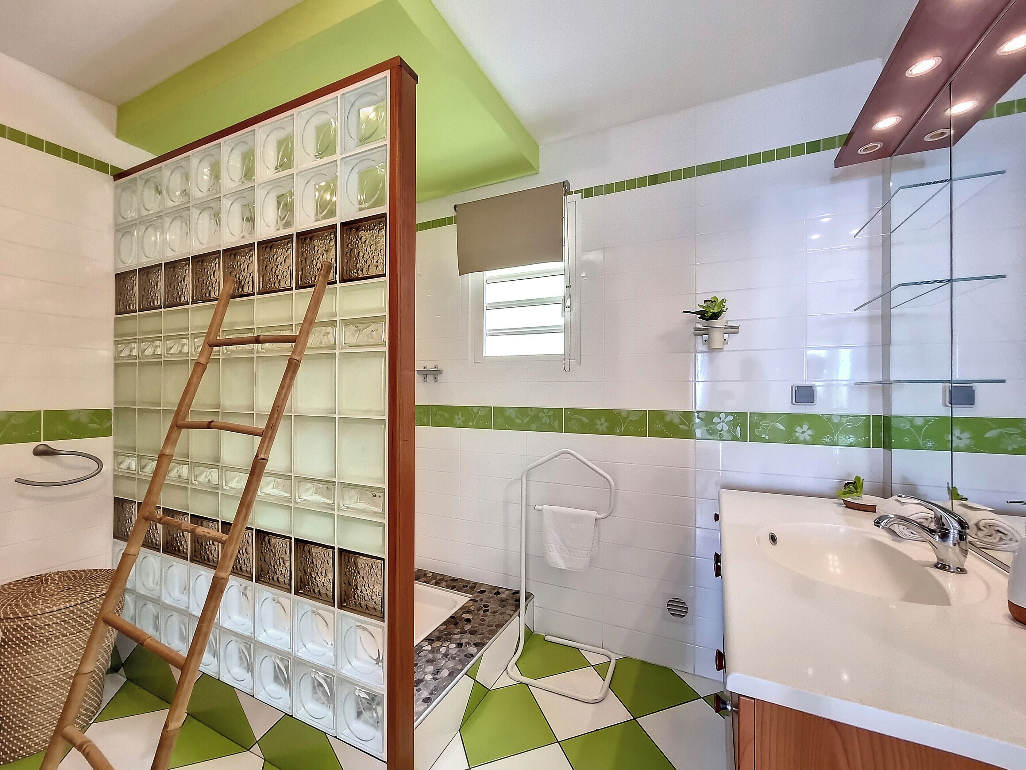 Ein Badezimmer mit Dusche, Waschbecken und Toilette.