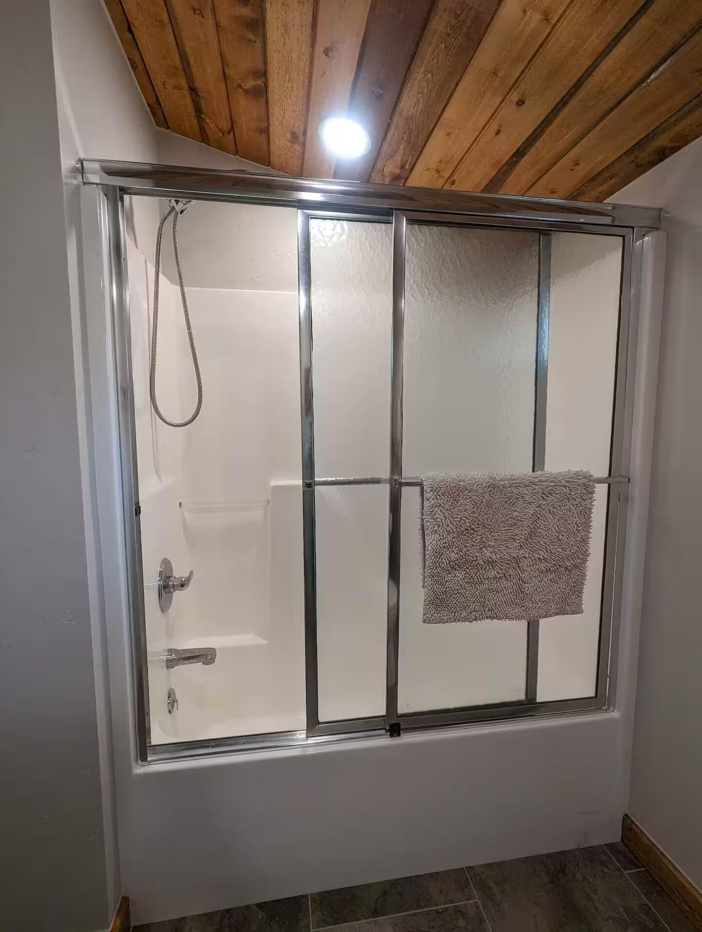 Douche, sèche-cheveux, serviettes fournies, savon