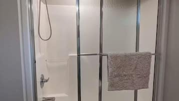 Douche, sèche-cheveux, serviettes fournies, savon