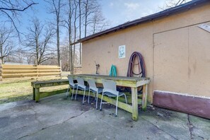 Outdoor dining - Cozy Private Home w Fire Pit Near Downtown! (Kalamazoo)