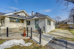 Exterior - Cozy Private Home w Fire Pit Near Downtown! (Kalamazoo)