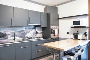 Kühlschrank, Mikrowelle, Ofen, Herdplatte