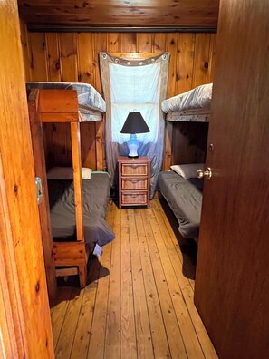 4 bedrooms, WiFi, bed sheets - Rustic Fishing Lodge located on the Main Southwest Miramichi (Bloomfield Ridge)