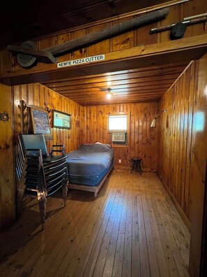 4 bedrooms, WiFi, bed sheets - Rustic Fishing Lodge located on the Main Southwest Miramichi (Bloomfield Ridge)