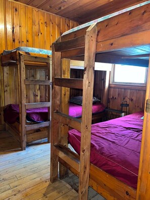 4 bedrooms, WiFi, bed sheets - Rustic Fishing Lodge located on the Main Southwest Miramichi (Bloomfield Ridge)