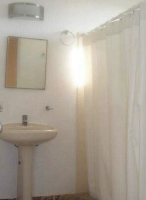 Phòng đôi, quang cảnh một góc biển | Phòng tắm | Buồng tắm vòi sen, đồ dùng nhà tắm miễn phí, khăn tắm, xà phòng 