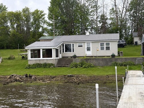 2-bedroom cottage in peaceful Ogdensburg on Black Lake