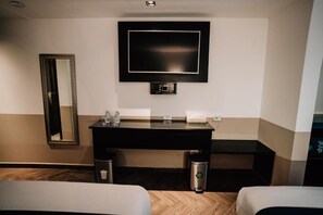 Quarto casal conforto, vista para a piscina | Cofres nos quartos, cortinas blackout, quartos à prova de som