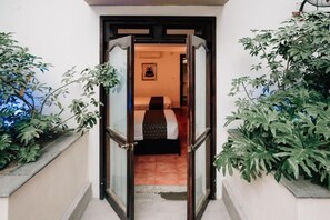 Standard Room, Balcony, Pool View | In-room safe, blackout curtains, soundproofing, iron/ironing board - Best Western San Pedro Puebla (Puebla)