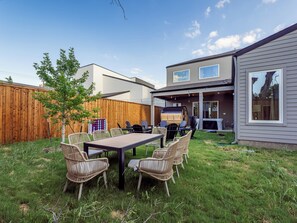 Outdoor dining - HotTub+Sauna+GameRoom+FirePit+Close To DT&Airport Wonderful 4BR house with AC (Dallas)