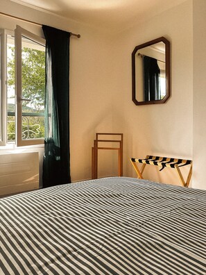 Desk, travel cot, bed sheets - Le Petit Canada - Lakeside house - Morvan (Brassy)