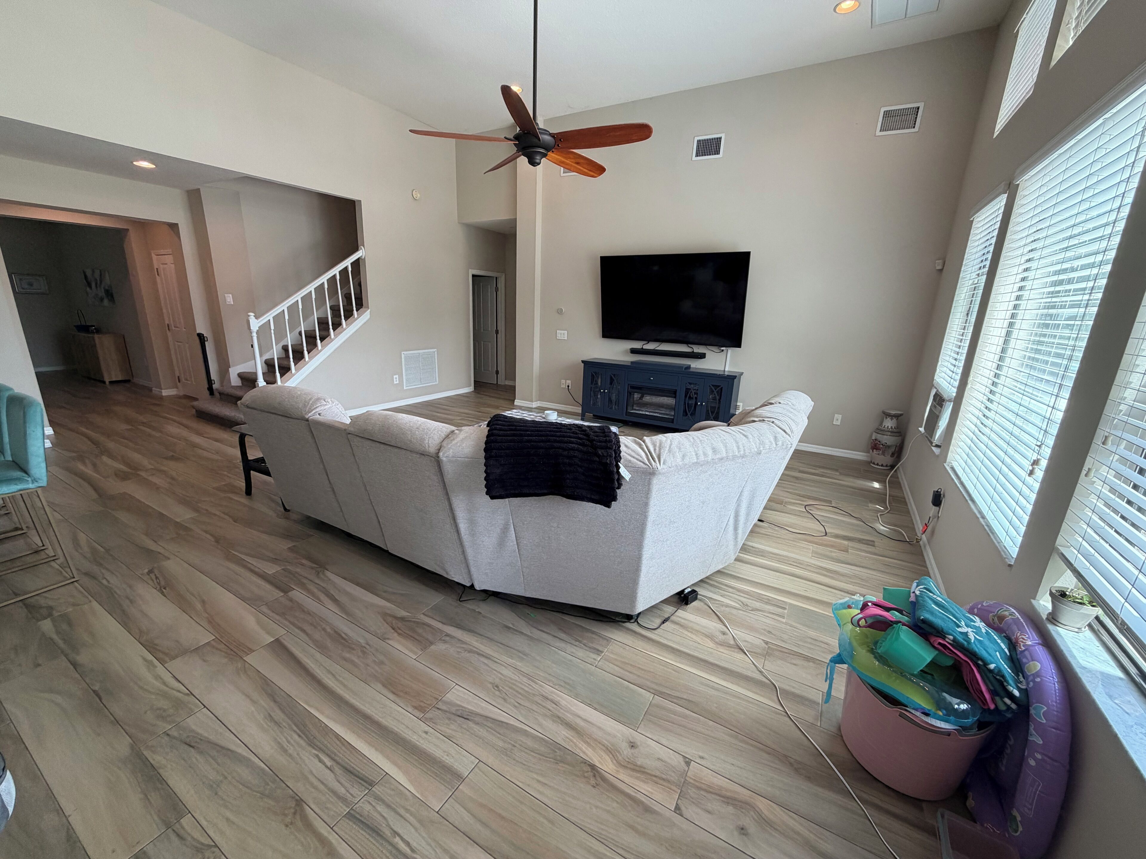 Smart TV, fireplace, books, stereo