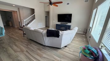 Smart TV, fireplace, books, stereo